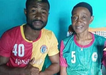 মা-কে শেষ দেখতে না পেরে ক্রন্দররত ক্রোমা