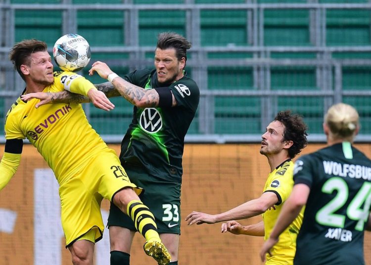 Borussia close in on Bayern with 2-0 win over Wolfsburg