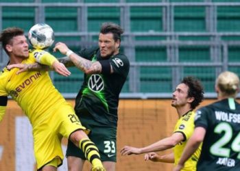 Borussia close in on Bayern with 2-0 win over Wolfsburg