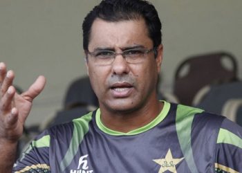 Act sensibly on social media, Waqar tells Afridi, Gambhir