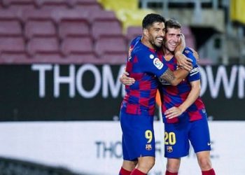 Suarez scores as Barcelona keep title hopes alive.