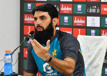 Misbah urges Pakistan to be best against England