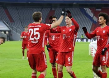 Lewandowski nets twice as Bayern Munich fight back to beat Mainz 5-2