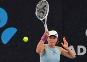 Swiatek overcomes Teichmann to reach Adelaide final