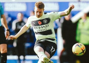 Manchester City moved to top of Premier League after win at Leicester