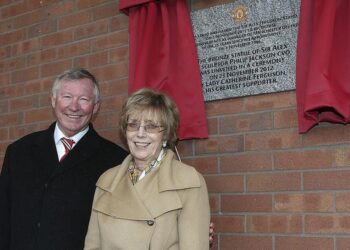 Man United to honour late Cathy, wife of former manager Sir Alex Ferguson