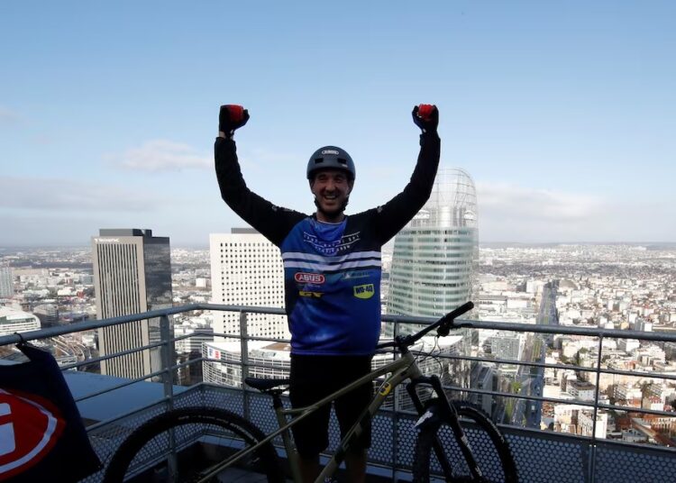 Fontenoy sets record climb on Eiffel Tower with bike