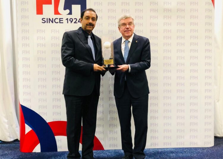 FIH President Tayyab Ikram presents IOC Honorary President Thomas Bach with the FIH Lifetime Achievement Award