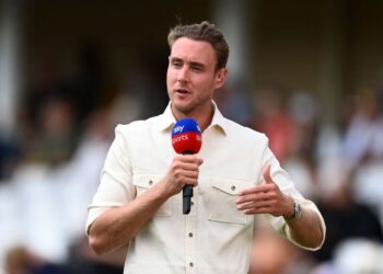 Broad urges England to seize early momentum in Ashes battle