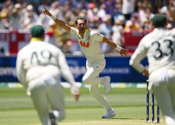 Australia seize early control as 20 wickets fall on Boxing day at MCG