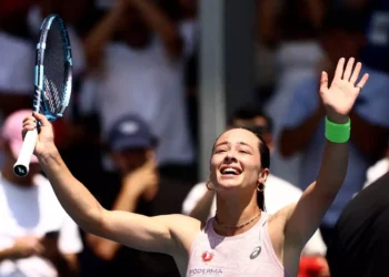 Sonmez rides Turkish roars into Australian Open third round