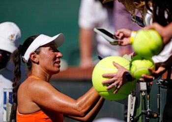 Pegula survives another scare to reach Charleston quarters