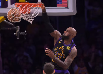 LeBron sets all-time wins record as Lakers beat Cavaliers