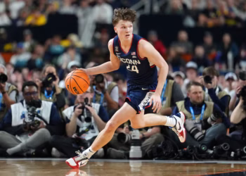 Mullins to stay at UConn, opts out of NBA draft