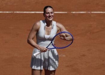 Kostyuk stuns four-time champion Swiatek in French Open