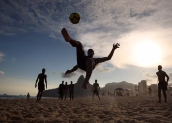 In Rio, beachside juggling game altinha steals the spotlight before World Cup
