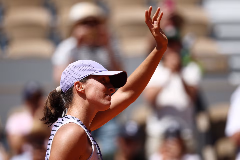 Swiatek cruises into French Open second round with dominant win over Jones