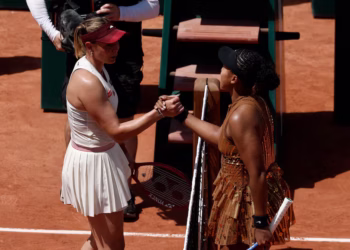 Osaka overcomes Vekic in style to reach French Open third round