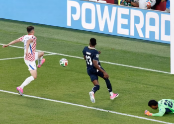 Budimir strike keeps Croatia alive as Panama crash out of World Cup