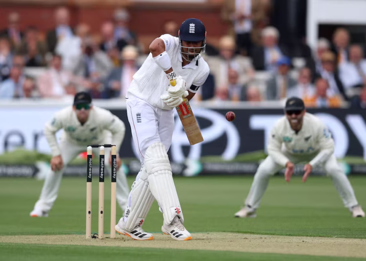 Debutant Gay Dismissed as Rain Halts England’s Start Against New Zealand