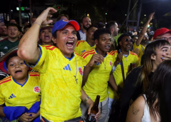 Colombian fans turn Mexico City yellow ahead of World Cup opener