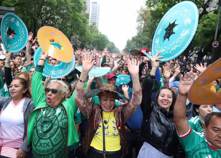 Mexico City crowds attempt Mexican wave world record ahead of World Cup