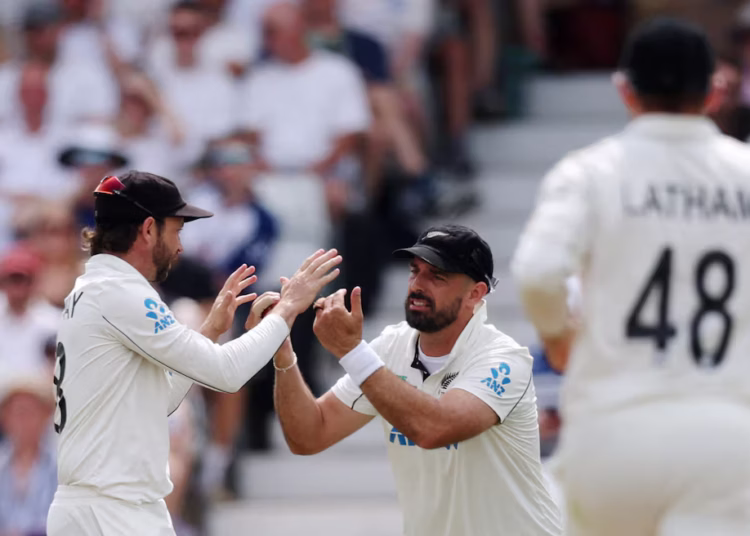 New Zealand seize momentum with ball as England trail in third test