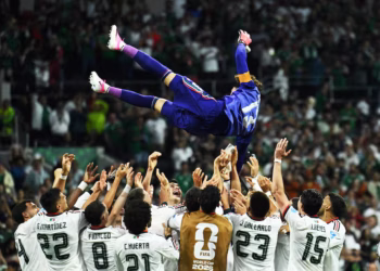 Ochoa enjoys emotional Azteca farewell as Mexico beat Czechs 3-0