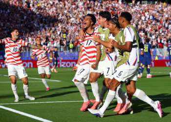 Ten-man United States beat Bosnia to reach World Cup last 16