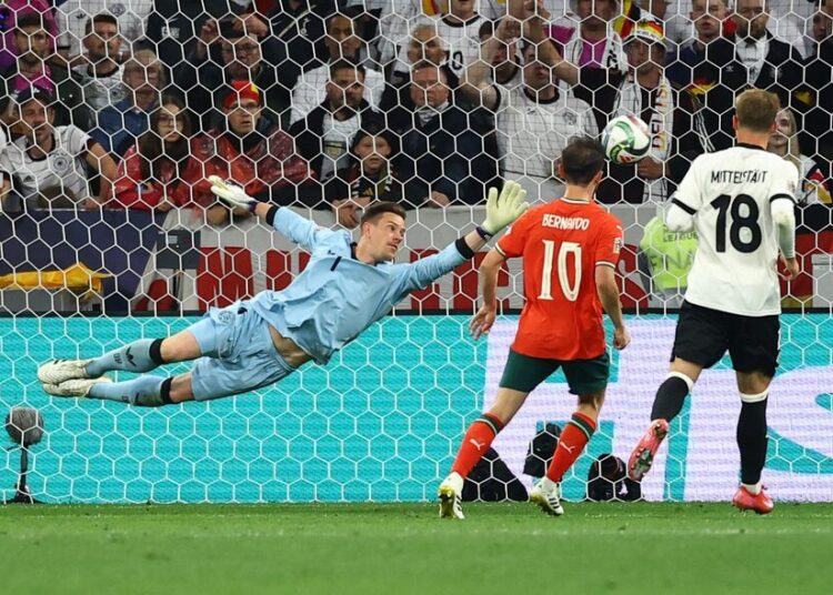 Ajax sign goalkeeper Ter Stegen on season-long loan from Barcelona