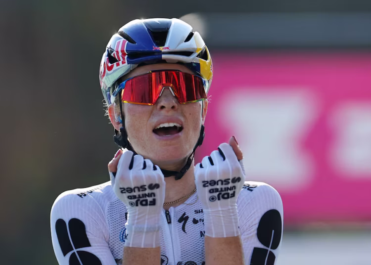 Vollering snatches overall lead in Tour de France Femmes with dramatic stage eight win