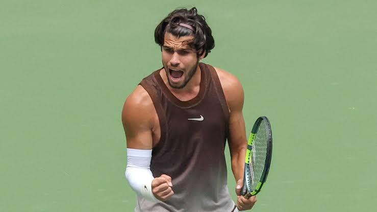 Alcaraz begins U.S. Open title defence with straight-sets win