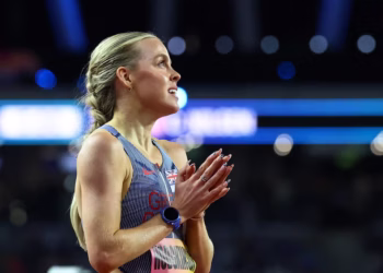 Superhero-suited Hodgkinson powers to Athlos 800m title