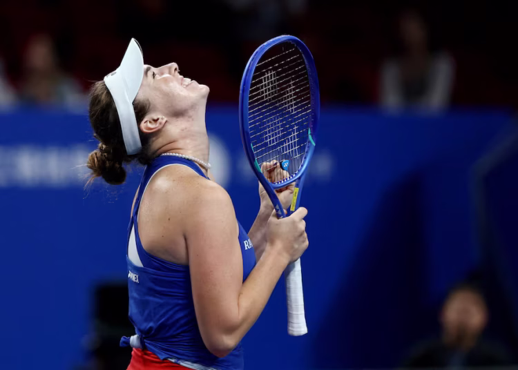 WTA roundup: Fernandez surges into Singapore semi-finals