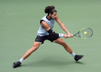 Alcaraz powers into U.S. Open quarter-finals as Sabalenka advances