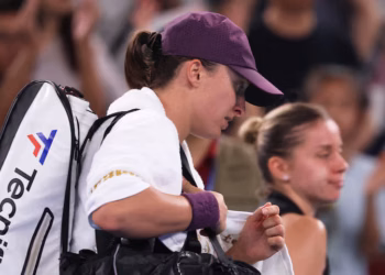 Thigh injury ends Swiatek’s season and WTA Finals bid